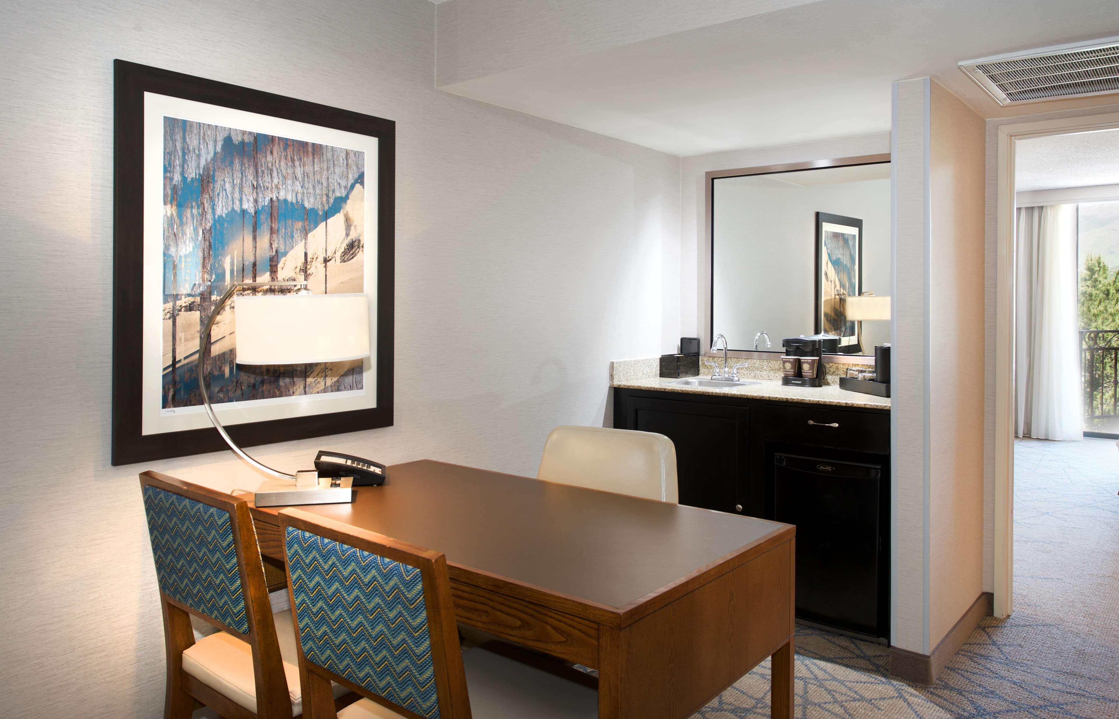 Embassy Suites By Hilton Colorado Springs Exteriör bild